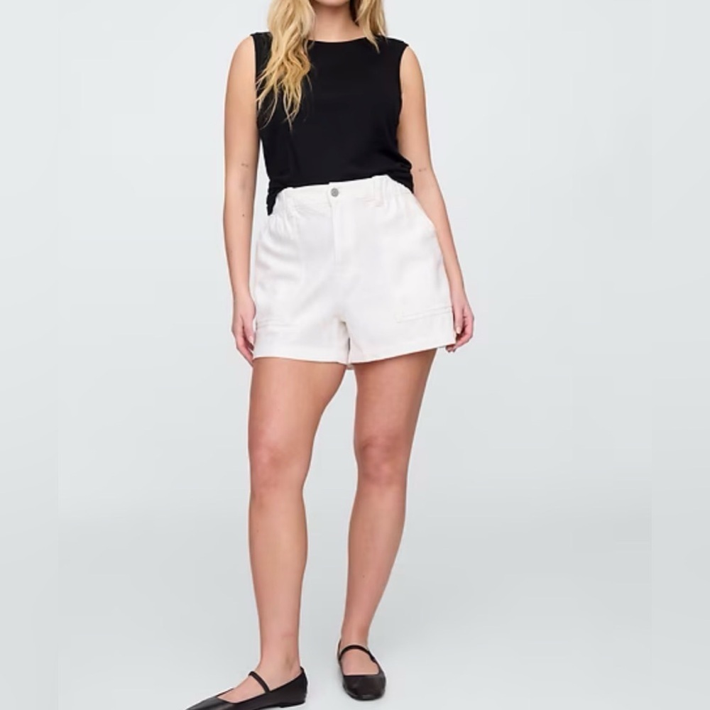 Gap Denim white Utility
Shorts Elastic‎ Waist High Rise
Womens Large